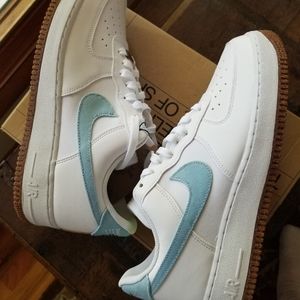 Men's NWT Nike Air Force 1 '07 LV8 size 10.5